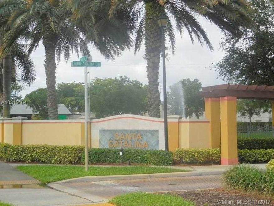 Beautiful Townhome with 2 master bedrooms, recently painted, wood laminate floors in first level, brand new carpet in 2nd level, spacious kitchen, well kept property, move in condition, quiet community, community pool, play area and basketball court. Don't miss this opportunity!!!