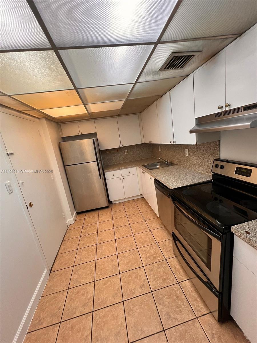 Comfortable 2/2 unit at the edge of North Miami. Across the street are conveniently located tennis courts and supermarkets. The clubhouse is stationed behind building providing a pool, fitness center, and laundry facility. For showings please contact Joshua at 305-610-3104