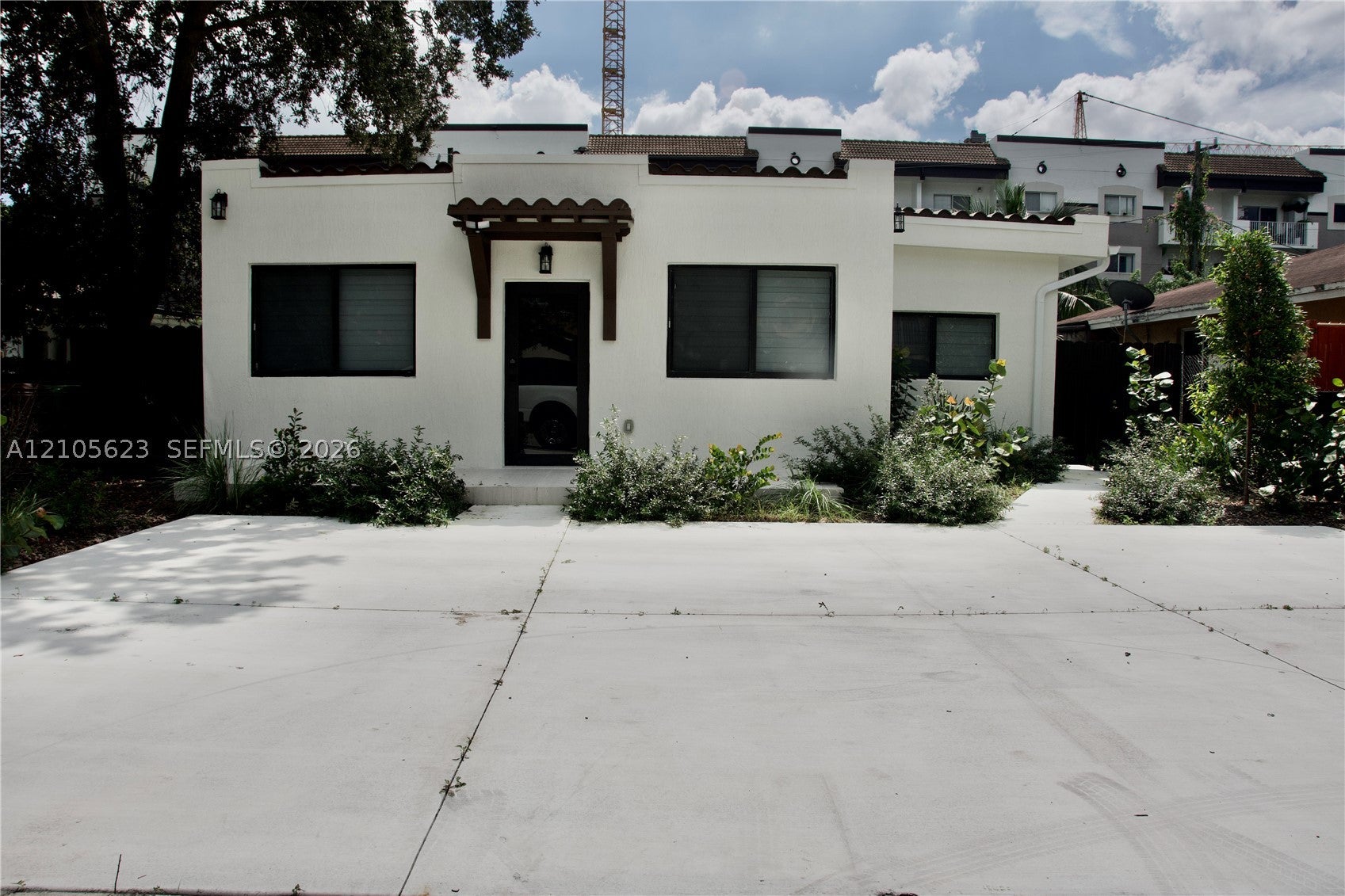 158 E 4th St