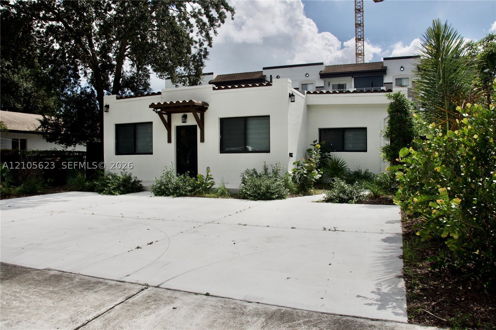 158 E 4th St