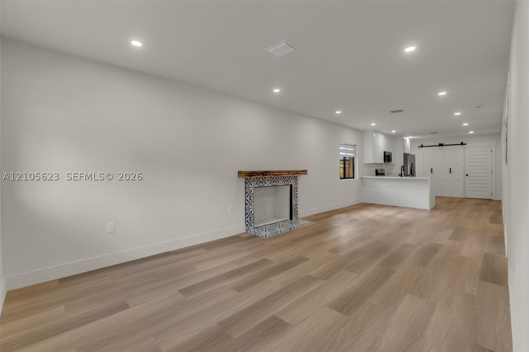 158 E 4th St