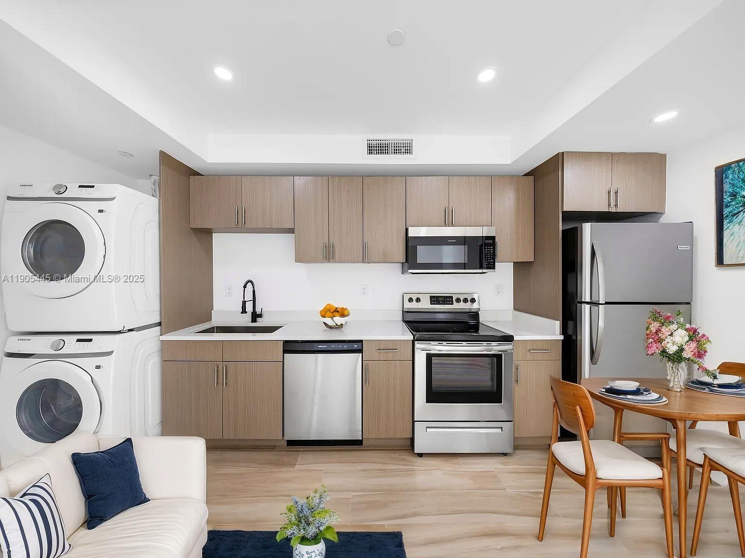 LAWRENCE ESTATE LAND CO - Residential Lease