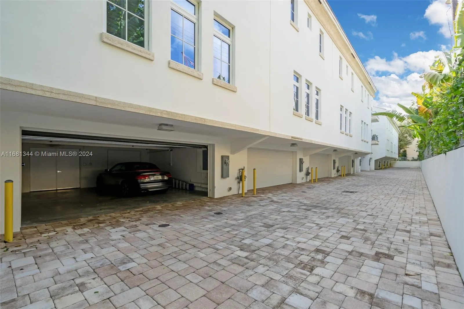 Coral Gables, Florida 33134, United States, 3 Bedrooms Bedrooms, ,4 BathroomsBathrooms,Residential,Active,37103