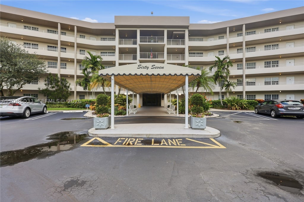 Photo of 555 Oaks Ln #309, Pompano Beach, FL 33069 (MLS # A12086031)