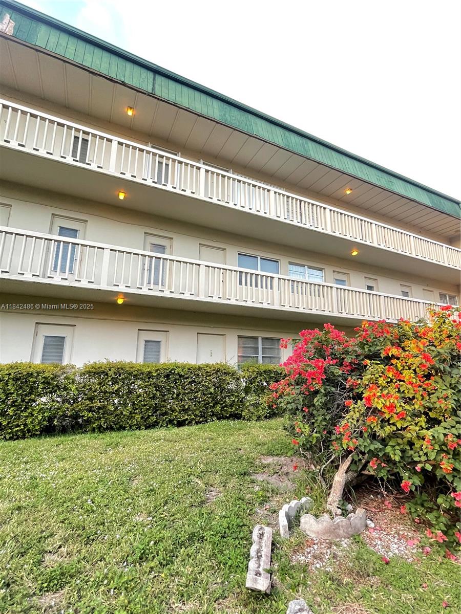 This apartment is in the hart of Hallandale Beach, walking distance to shopping, dining, supermarkets. minutes to the beach.