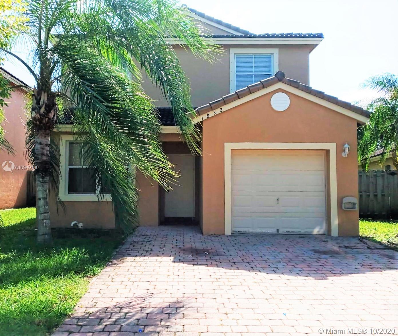 Spectacular home, 3 bedrooms 2.5 baths, ready to move in. Tile floors, granite countertop, stainless steel appliances, large garden. Gated community close to schools, stores, golf course, highway. Don't miss great rental opportunity