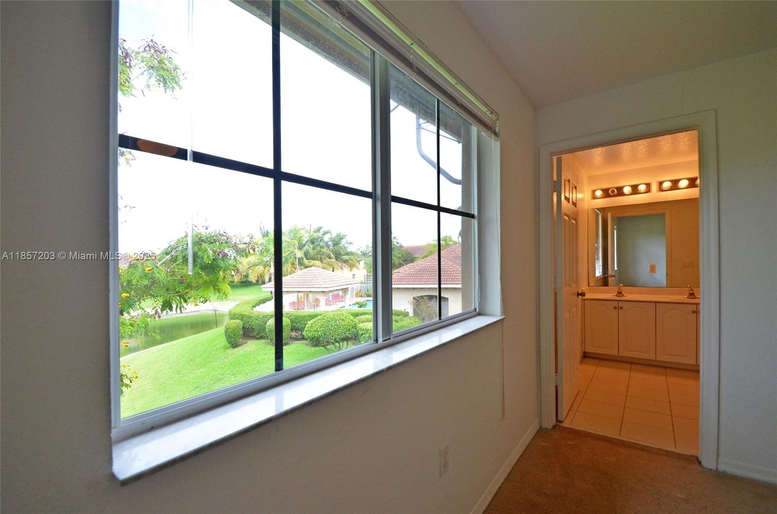 Nice/beautiful townhouse very close to Ft. Lauderdale and Pompano Beaches. 3 bedroom, 2.5 baths. Very close to major highways, malls, and universities
