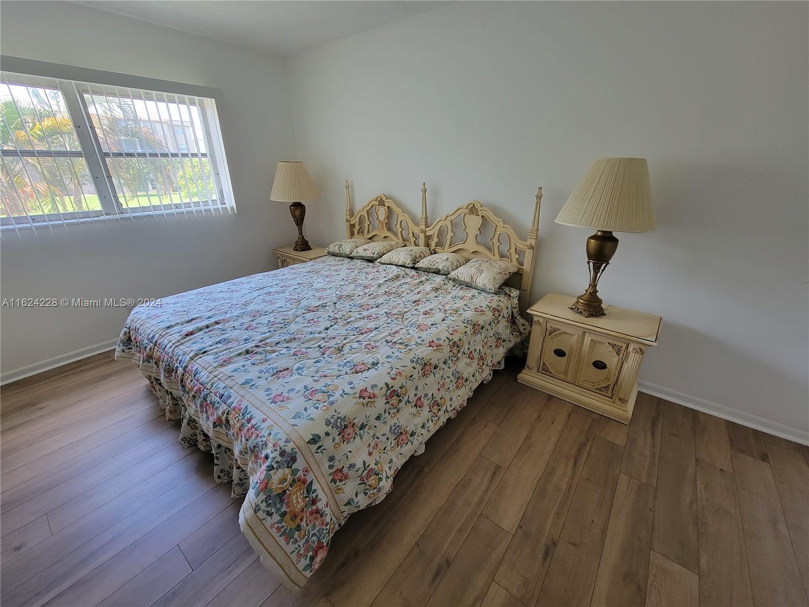 VILLAGE ROYALE ON THE GRE - Residential
