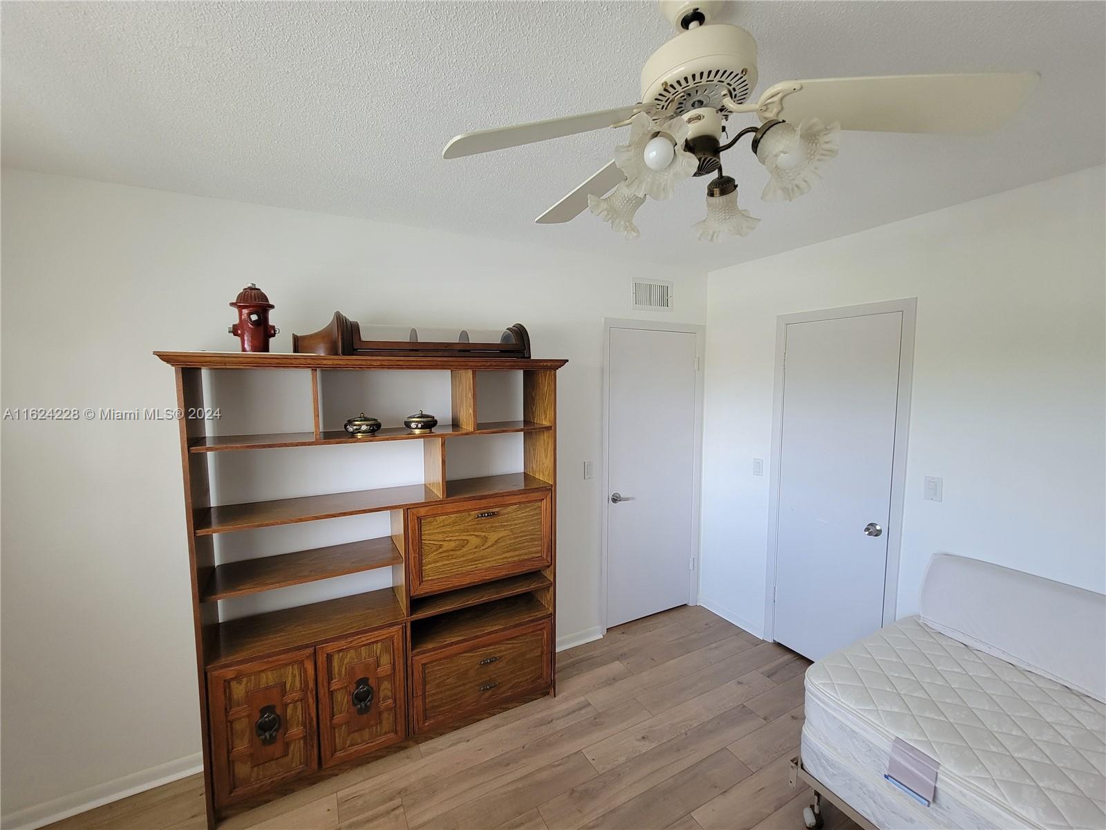 VILLAGE ROYALE ON THE GRE - Residential