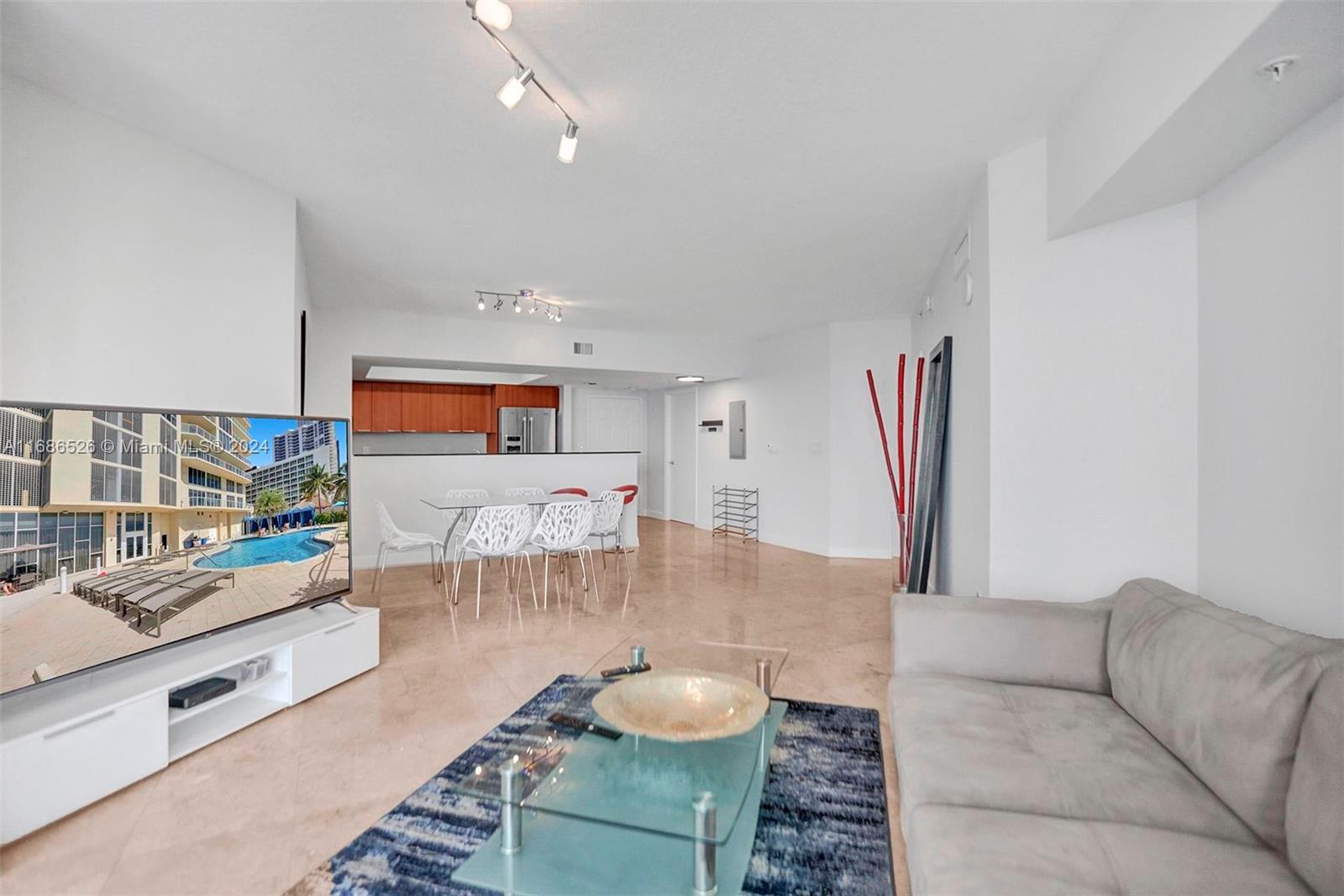LA PERLA CONDO - Residential Lease