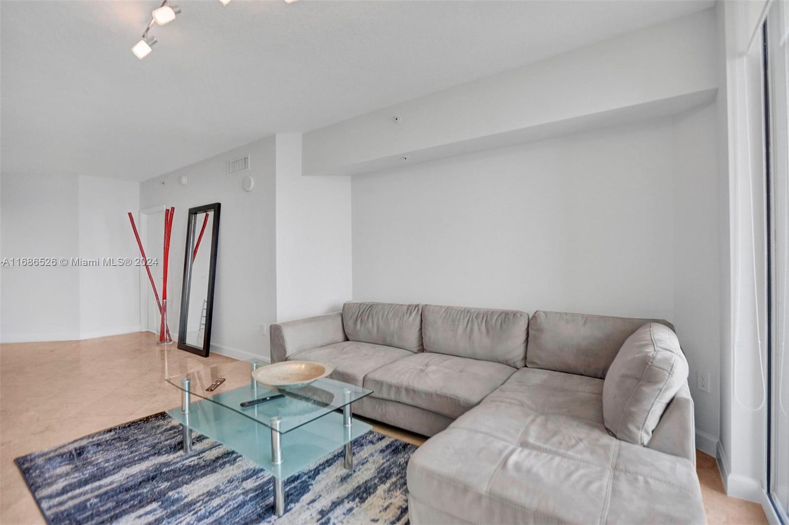 LA PERLA CONDO - Residential Lease