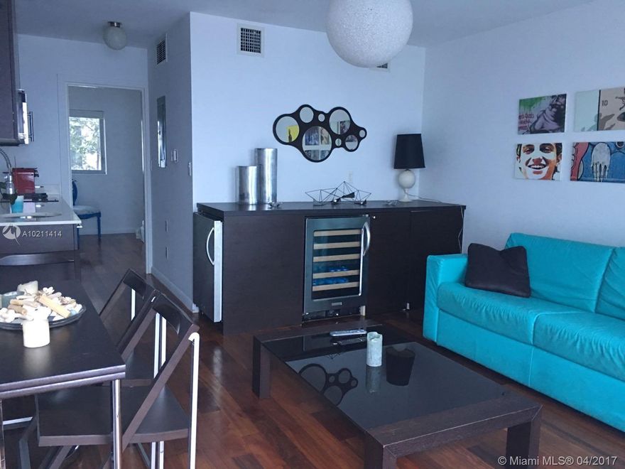 Elegant apartment in Etruria Condo, one of the most required building in South Beach! Washer inside the unit, wood floor all over, Italian style kitchen, basic TV cable and internet included in the rent. Amazing location walking distance to Lincoln Rd, beaches, supermarket and nightlife.