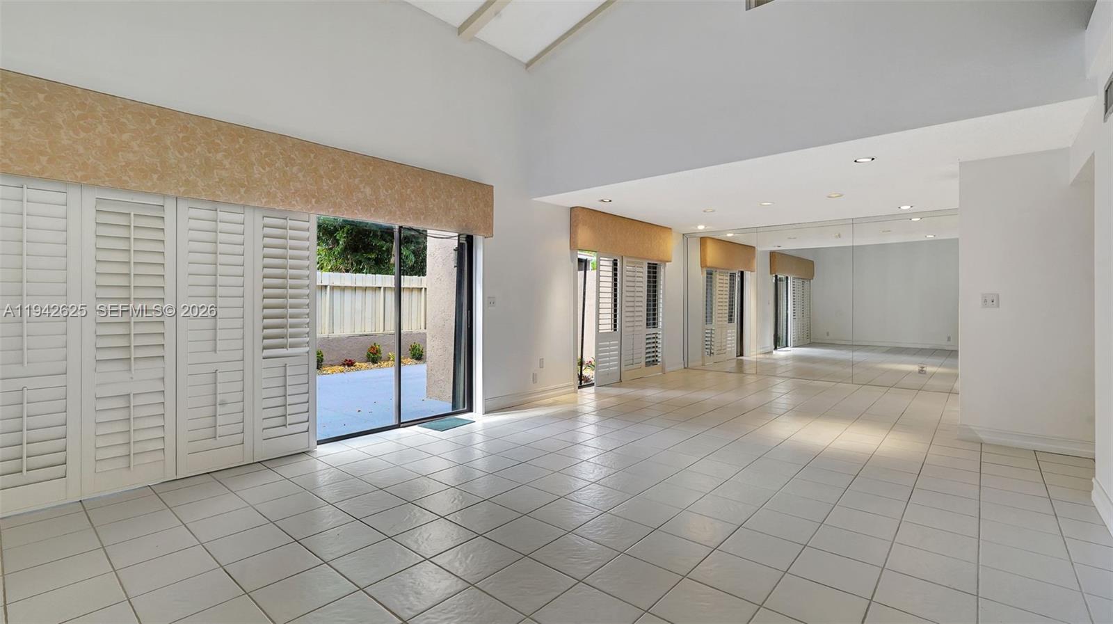 TOWNHOUSES OF EMERALD HIL - Residential