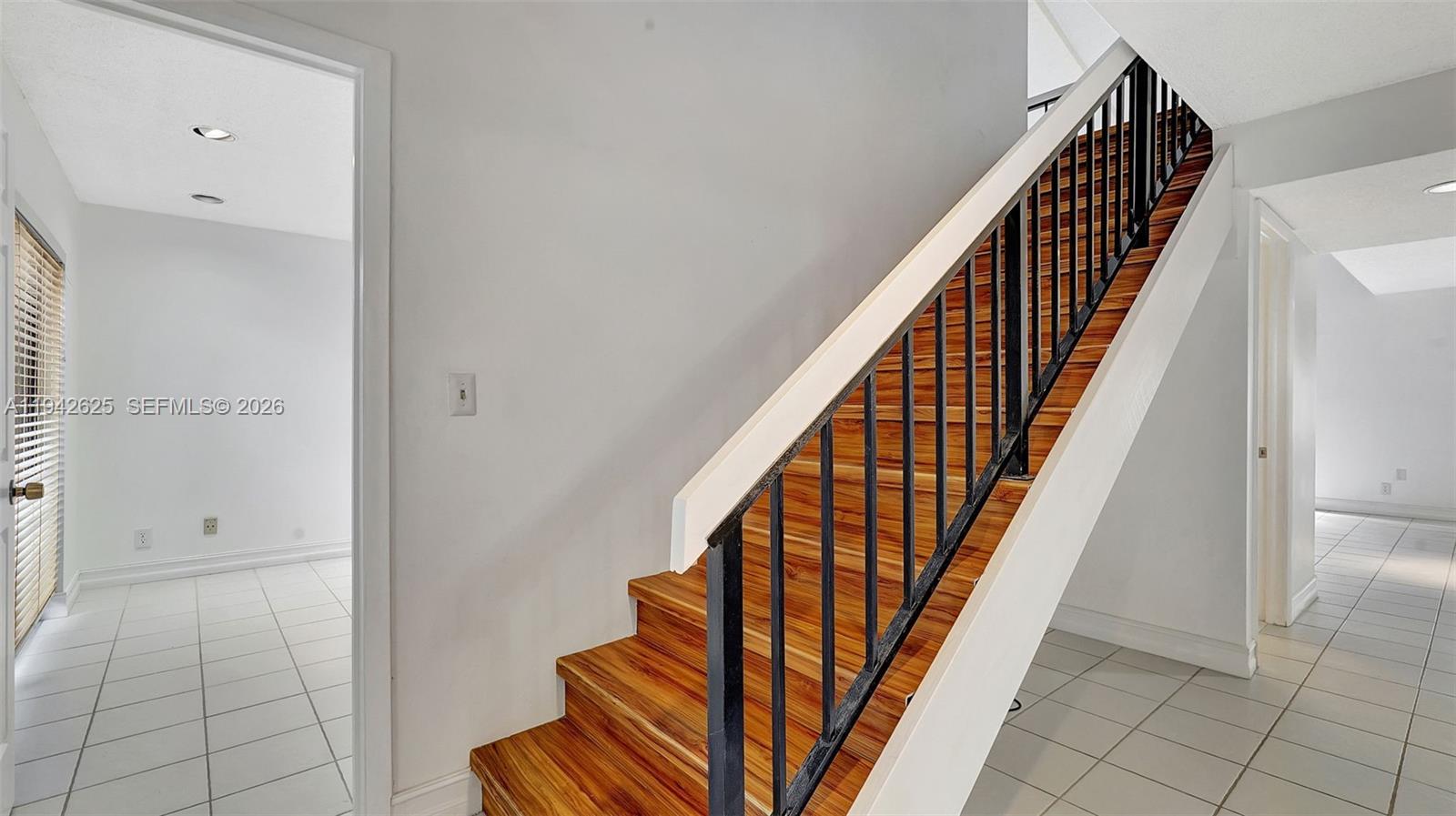 TOWNHOUSES OF EMERALD HIL - Residential