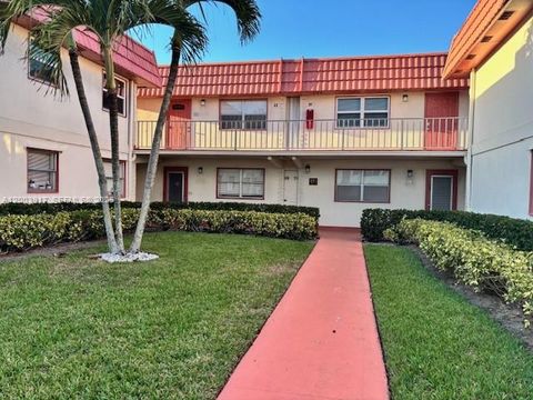 Photo of 8 Saxony A Cir #8, Delray Beach, FL 33446 (MLS # A12003917)