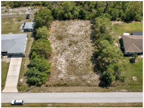 682 Woodcrest Dr Lehigh Acres FL 33972