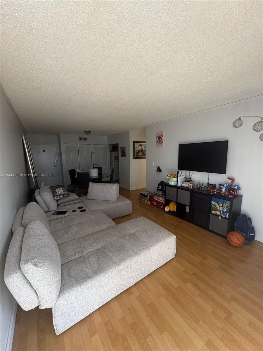 AZUL AT FONTAINEBLEAU CON - Residential Lease