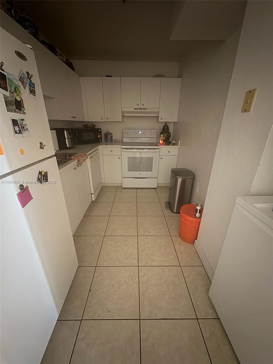 AZUL AT FONTAINEBLEAU CON - Residential Lease