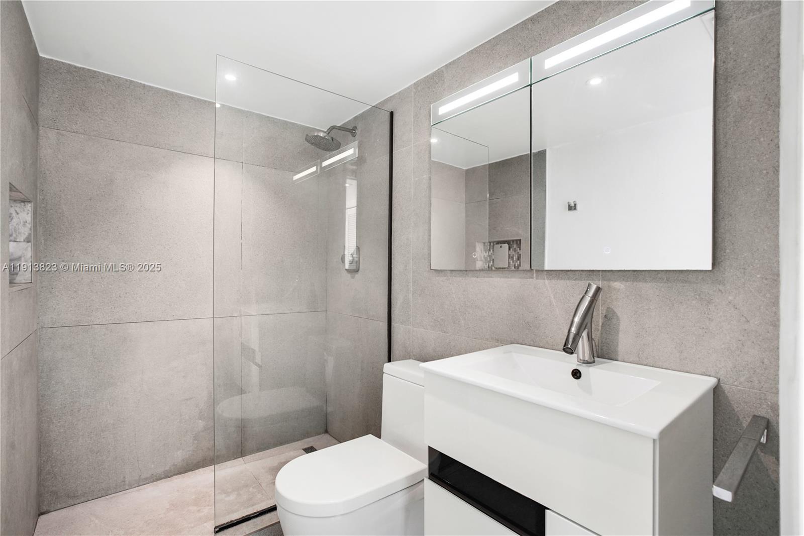 ROND POINT CONDO - Residential