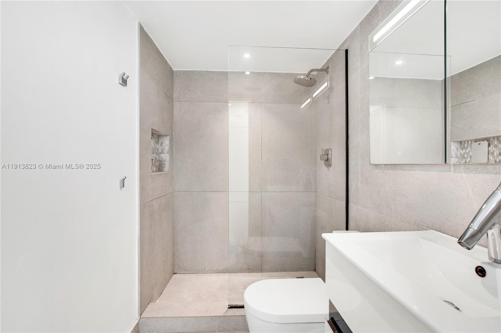 ROND POINT CONDO - Residential