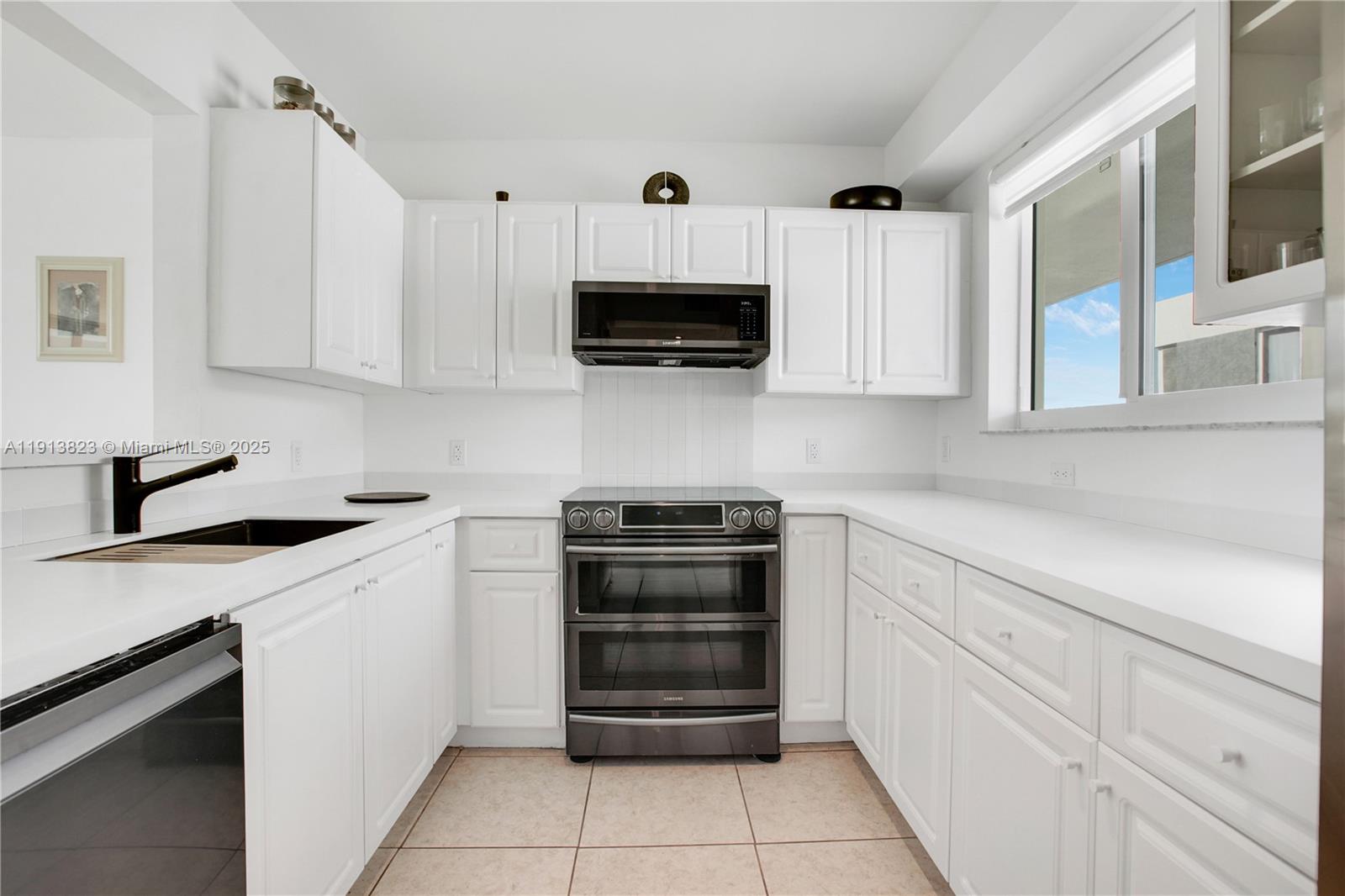 ROND POINT CONDO - Residential