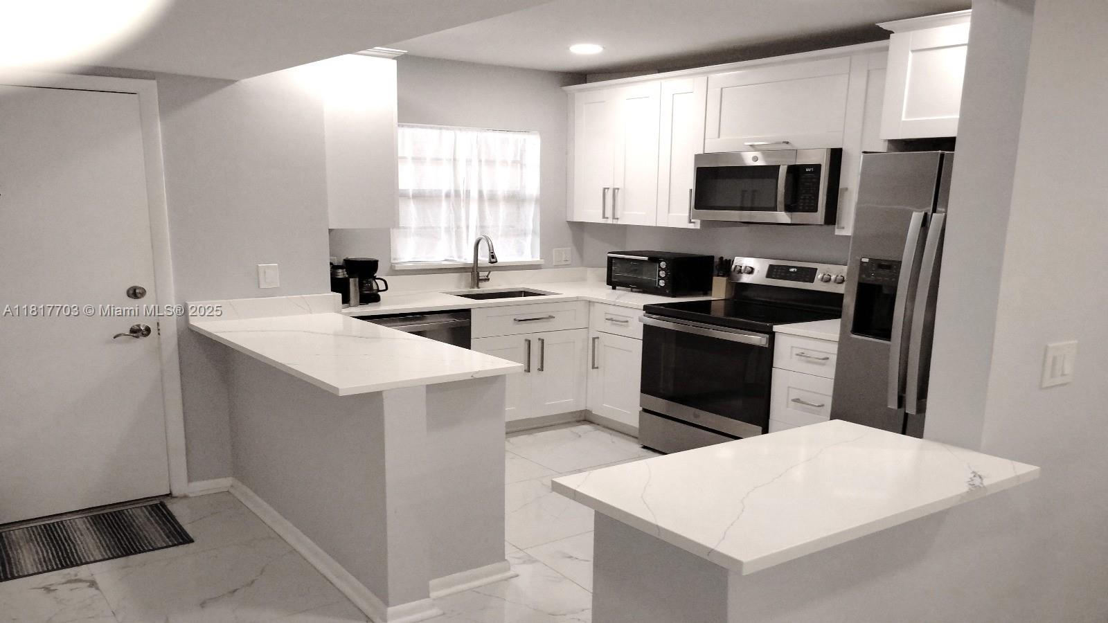 200 Jacaranda Country Club Dr 5B, Plantation, Miami-Dade County, Florida - 2 Bedrooms  
2 Bathrooms - 