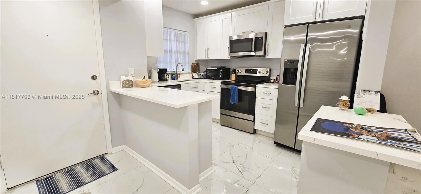 Rental Property at 200 Jacaranda Country Club Dr 5B, Plantation, Miami-Dade County, Florida - Bedrooms: 2 
Bathrooms: 2  - $2,200 MO.