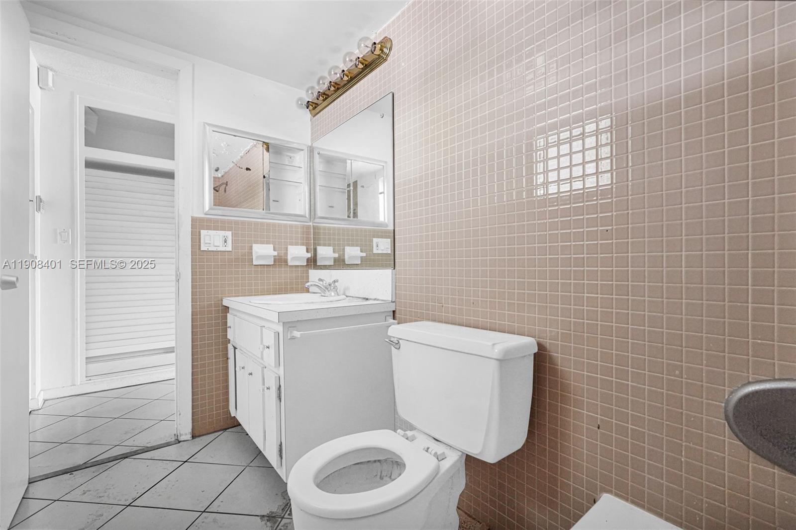 RIVER HOUSE GARDENS CONDO - Residential