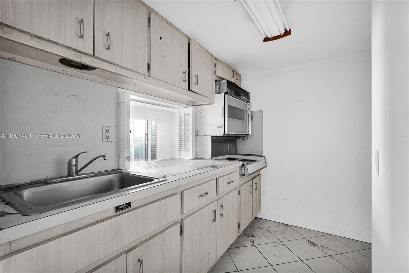 RIVER HOUSE GARDENS CONDO - Residential