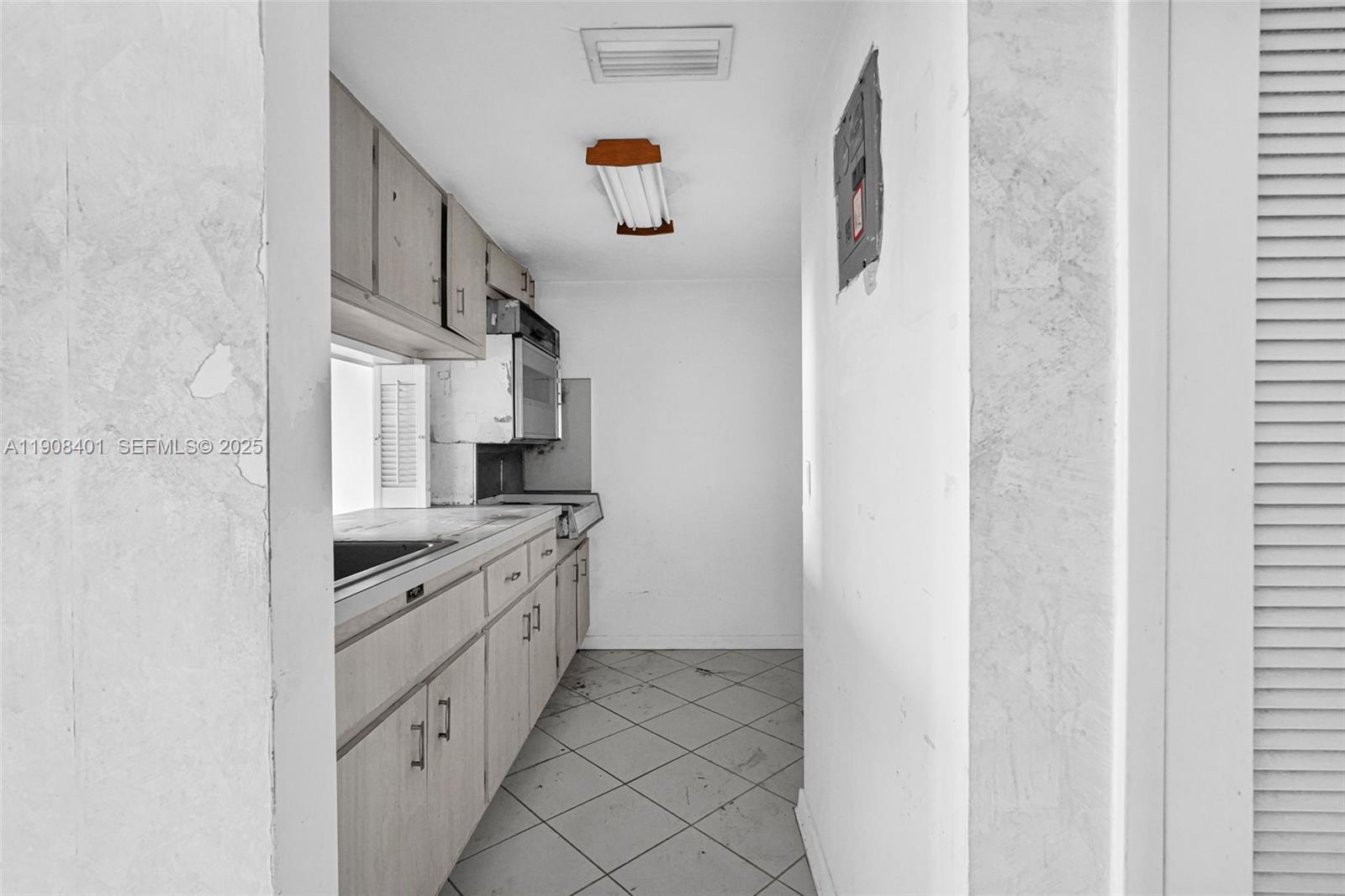 RIVER HOUSE GARDENS CONDO - Residential