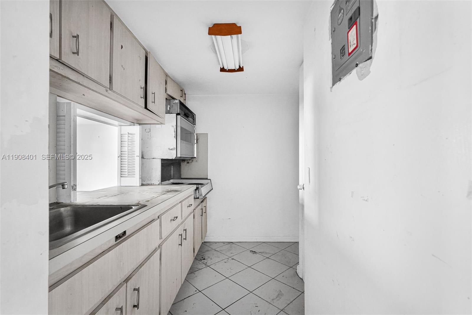 RIVER HOUSE GARDENS CONDO - Residential