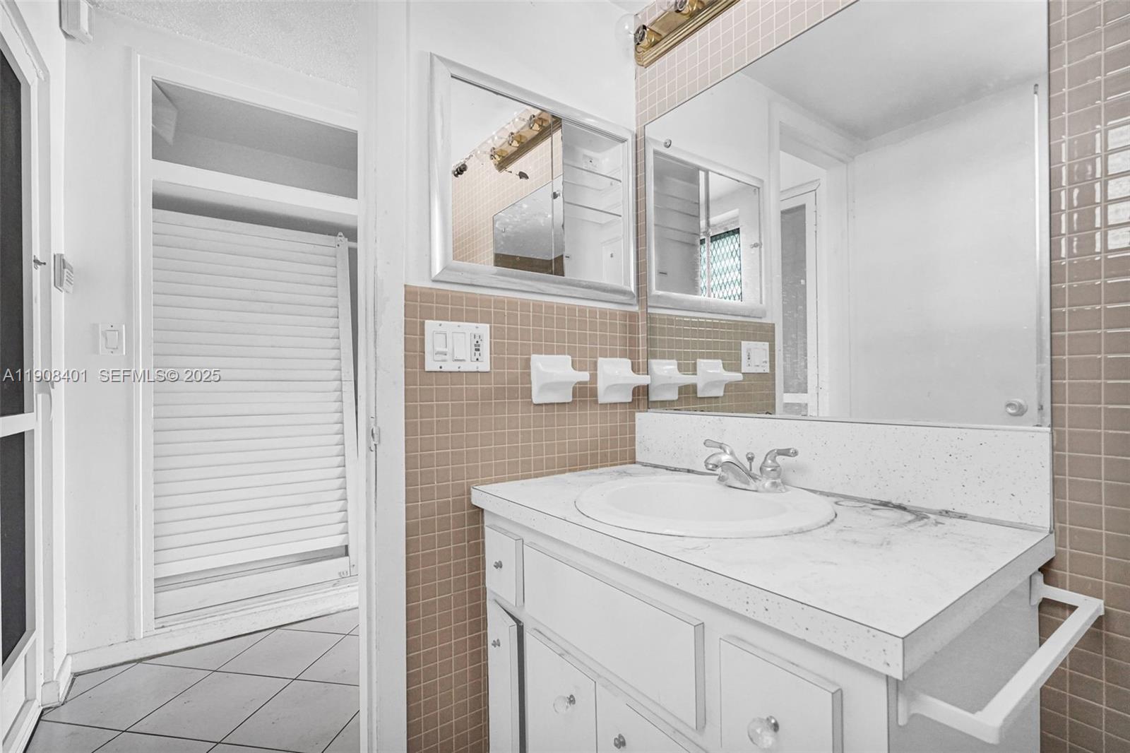 RIVER HOUSE GARDENS CONDO - Residential