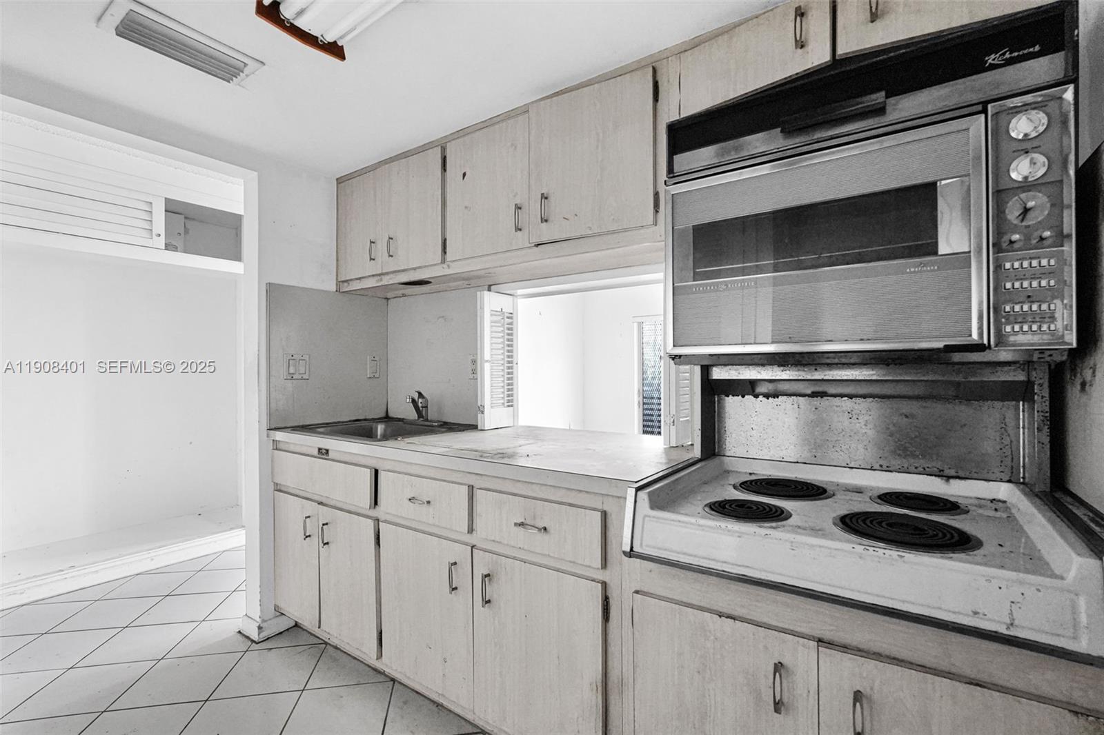 RIVER HOUSE GARDENS CONDO - Residential