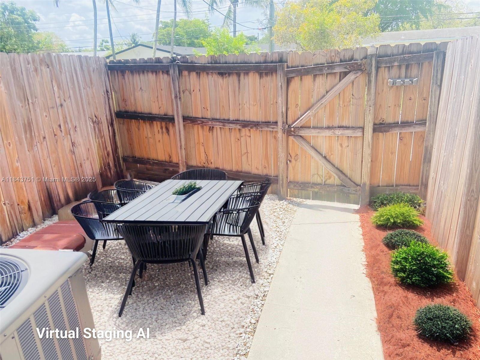 TOWNHOUSES OF PLANTATION - Residential