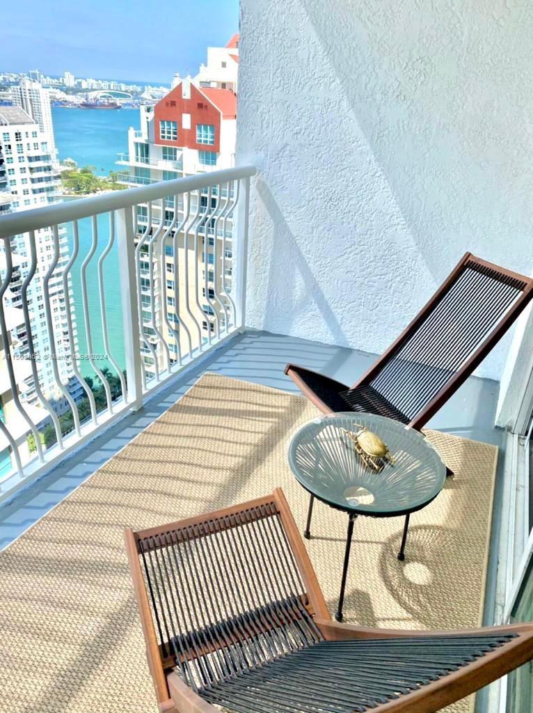 AMAZING FORTY FLOOR UNIT!!! WOW (REDUCED PRICE)
GREAT STUDIO!!! Beautiful and Incredible 40th floor studio in the heat of Brickell, rent it by airbnb, and also enjoy for some days, or weeks for yourself. No rental restriction in this one. Beautiful studio, with bathroom, kitchen.
pool, gym, partyroom, kids room, garage. and close to restaurants, bars, nightlife.
This condo comes with 1 parking spot in the garage.