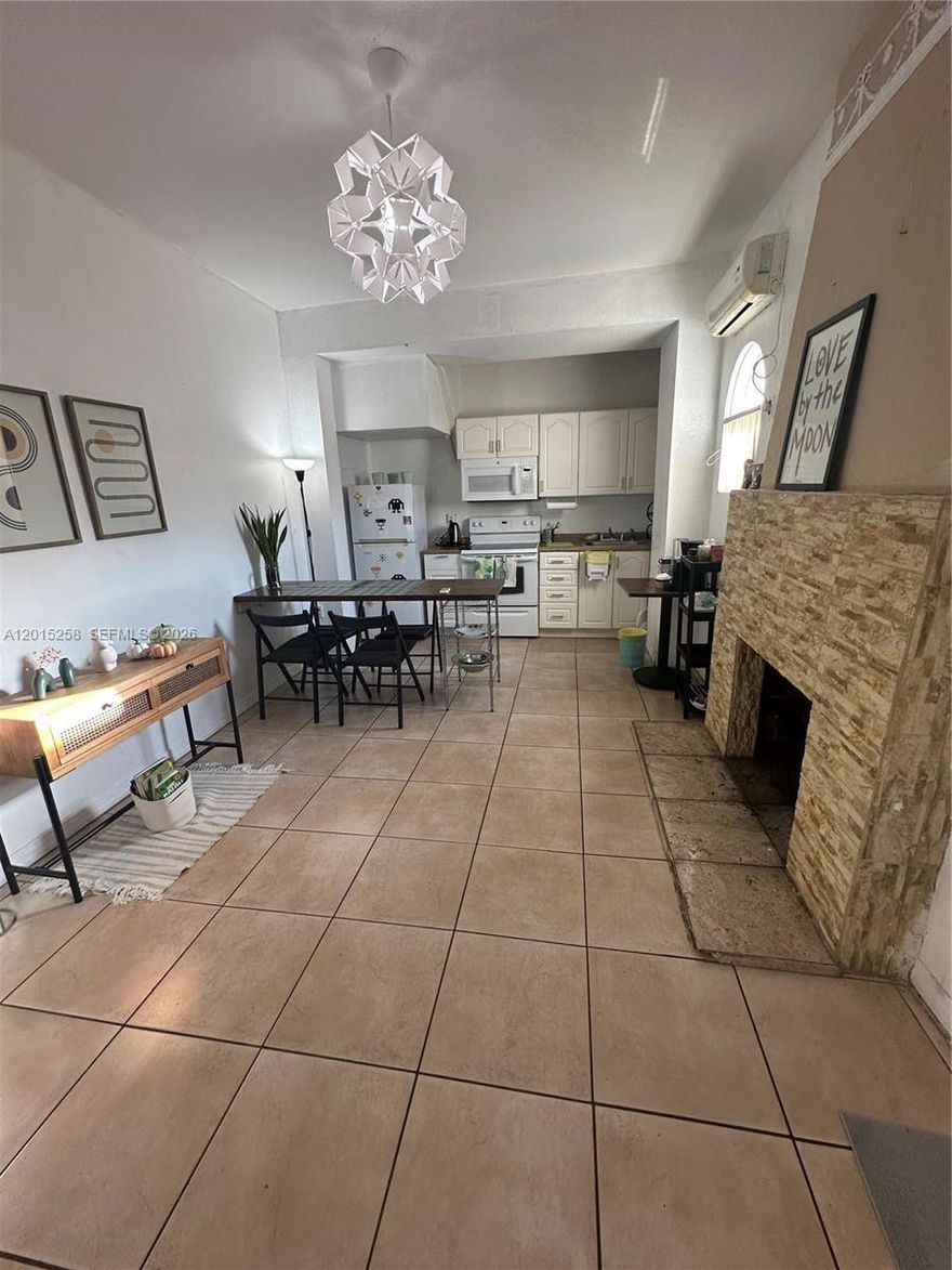 Great opportunity to rent in the Shenandoah neighborhood. This studio is centrally located - 10 minutes away
from everything (Brickell, Downtown, MIA airport and Coral Gables).  Walk to restaurants and shops on 8th street, easy access to highways, central location. Water and Electricity included in rent.