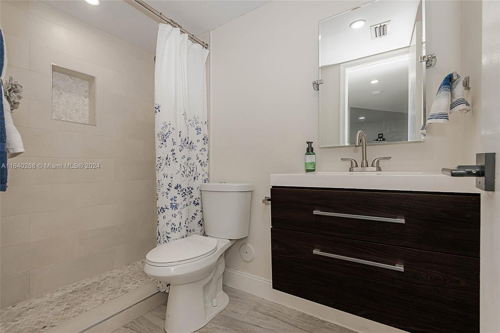 LAKE EMERALD CONDOMINIUM - Residential Lease