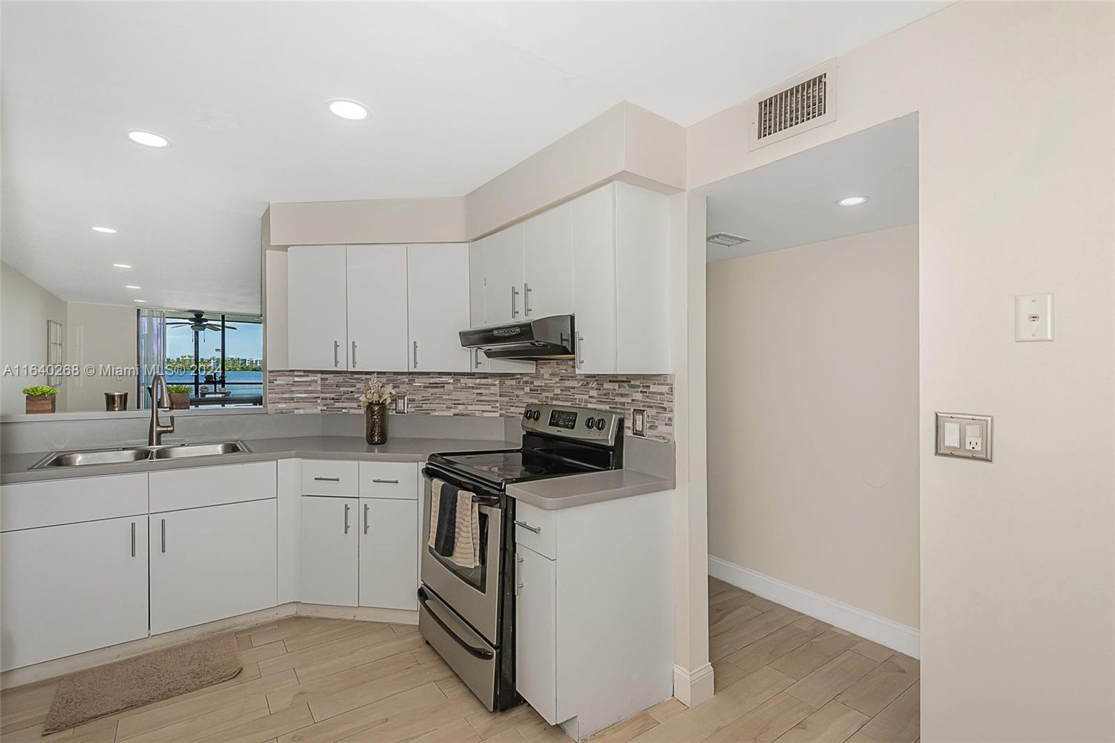 LAKE EMERALD CONDOMINIUM - Residential Lease