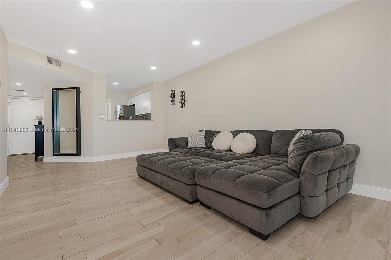LAKE EMERALD CONDOMINIUM - Residential Lease