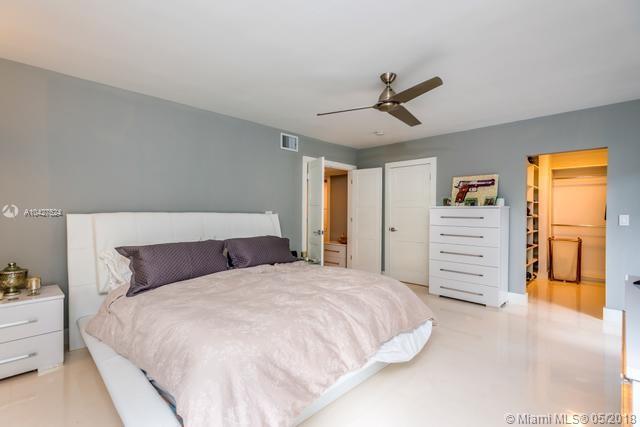 VILLAS AT BRIDGEPORT COND - Residential
