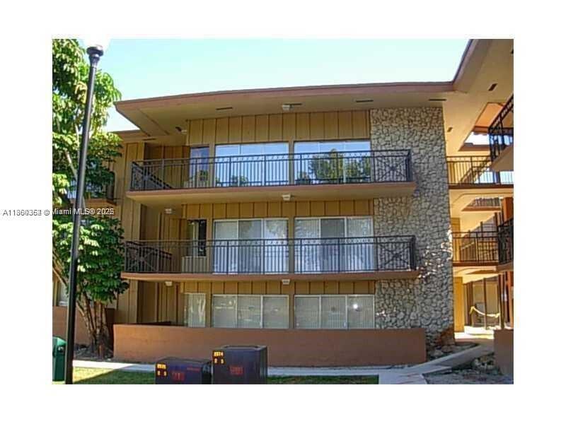 2 beds and 2 baths, second floor spacious corner unit in sought after Emerald Isles! Updated kitchen with nice countertops and stainless steal appliances. Tile throughout the whole unit! Spacious formal living/dining room! Large master walk in closet. Sizable secondary bedrooms. Huge balcony w/nice views! Washer/Dryer in the Unit! Located in very safe Club community thats an all age community thats close to best schools,university,highways, restaurants and much more!Quick approval.Located on 2nd floor of Prime Davie location near universities, schools, shopping centers and major highways. Washer/dryer in unit.2 assigned parking spaces, and lots of sun light.