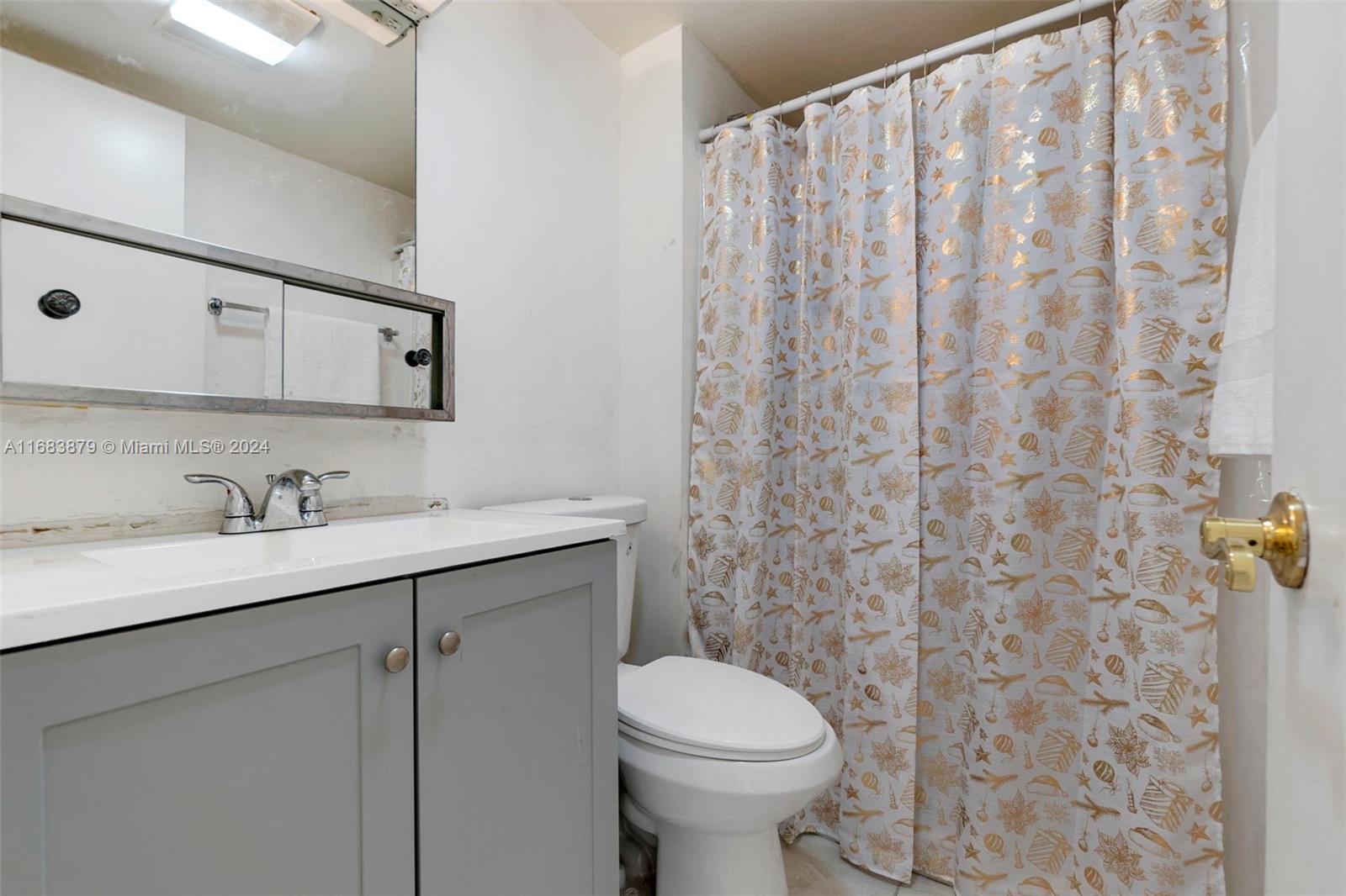 GOLDEN LAKES VILLAGE COND - Residential Lease
