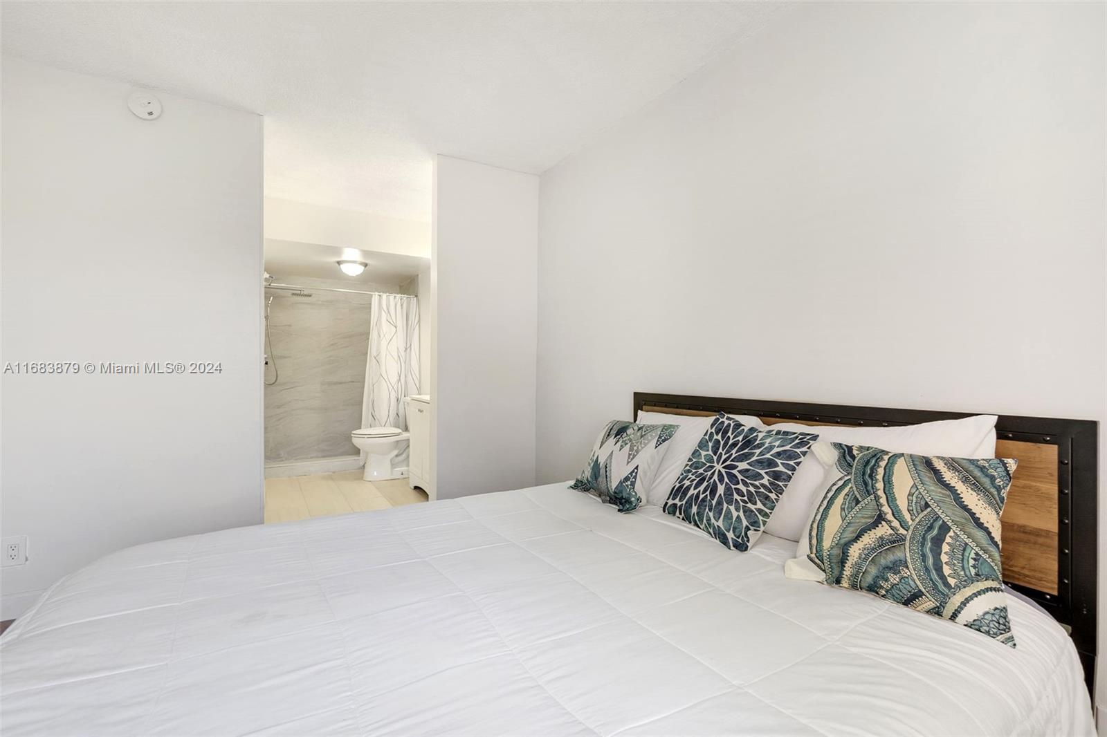 GOLDEN LAKES VILLAGE COND - Residential Lease