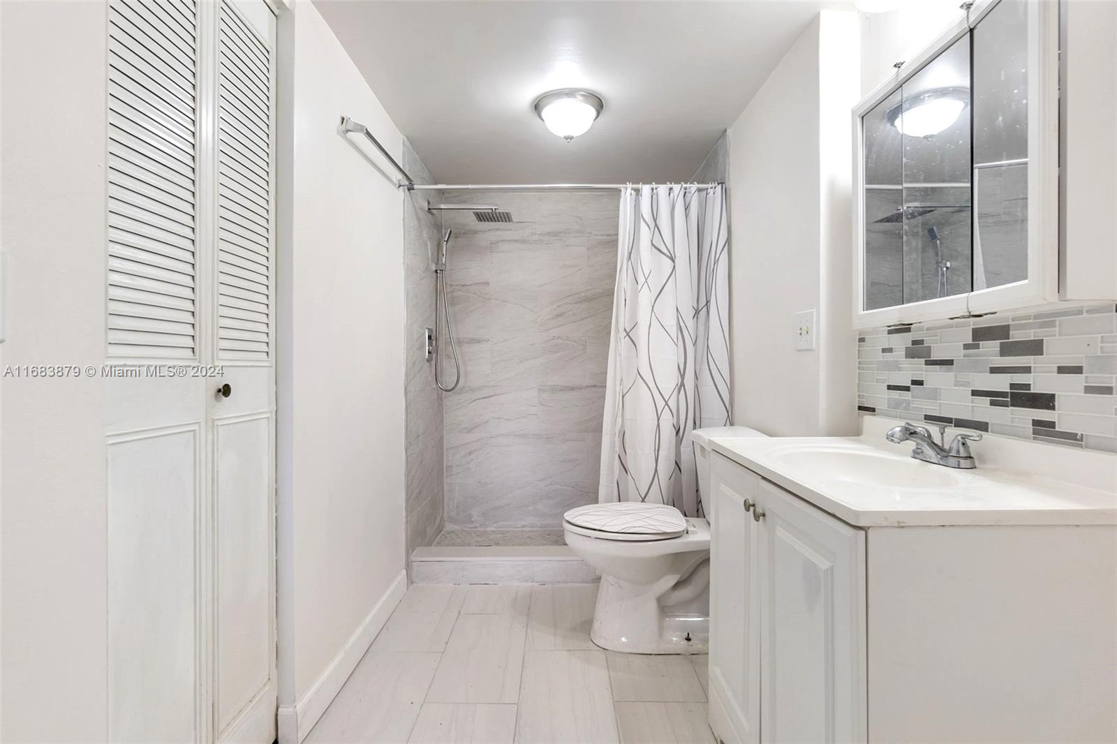 GOLDEN LAKES VILLAGE COND - Residential Lease