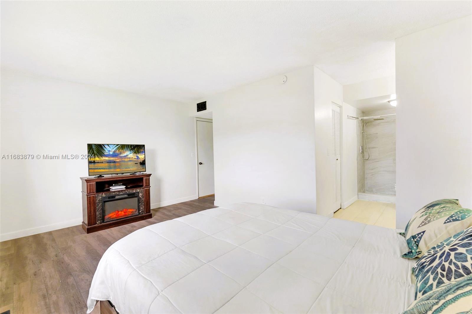 GOLDEN LAKES VILLAGE COND - Residential Lease