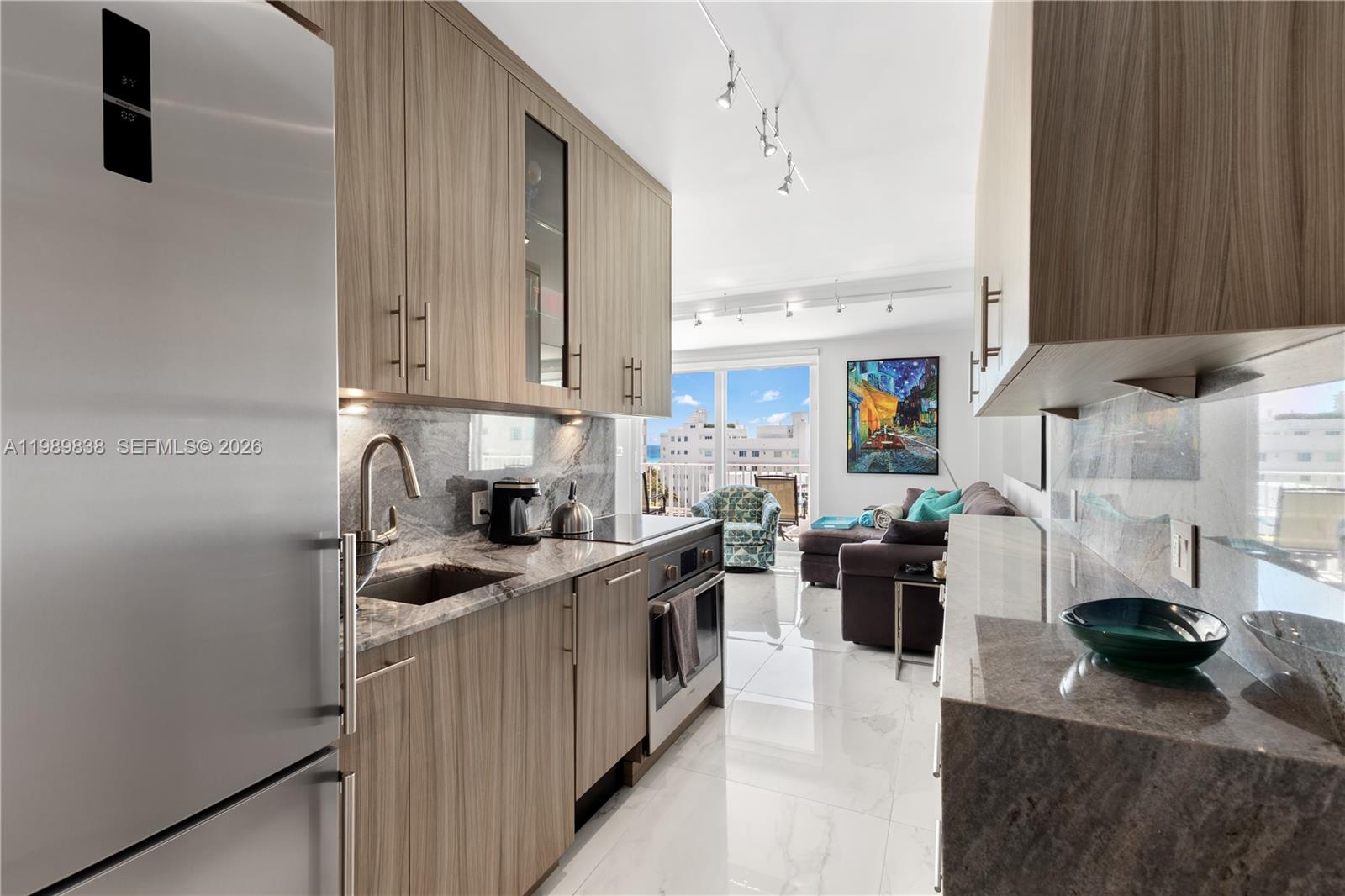 1255 Collins Ave 901