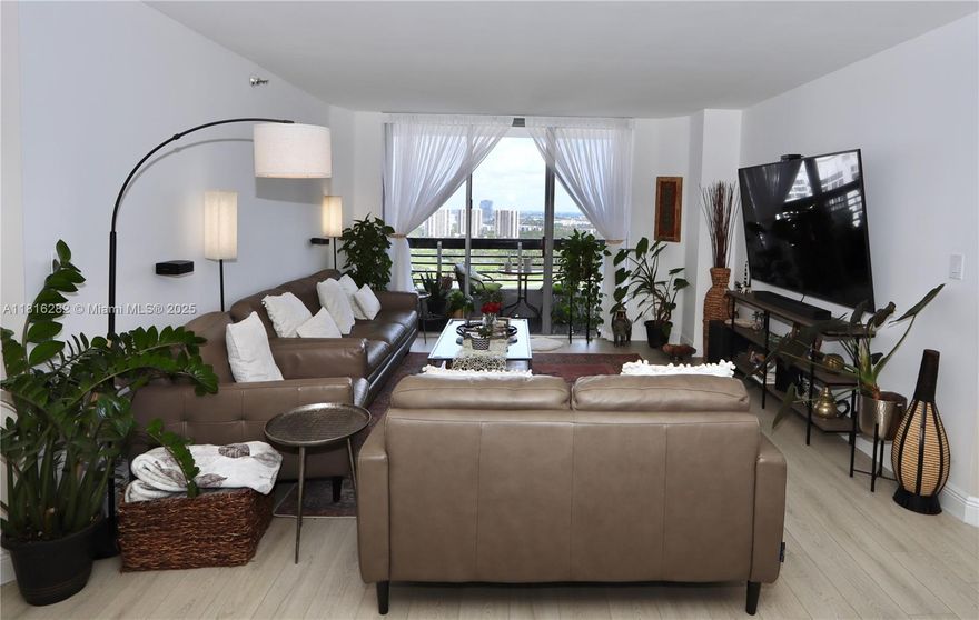 2 BEDS , 2 BATH SPLIT SUITS  FULLY UPDATED. LOVELY MYSTIC POINTE COMMUNITY , TOWER 500.
COVER PARKING SPACE , CLOSE TO AVENTURA MALL.