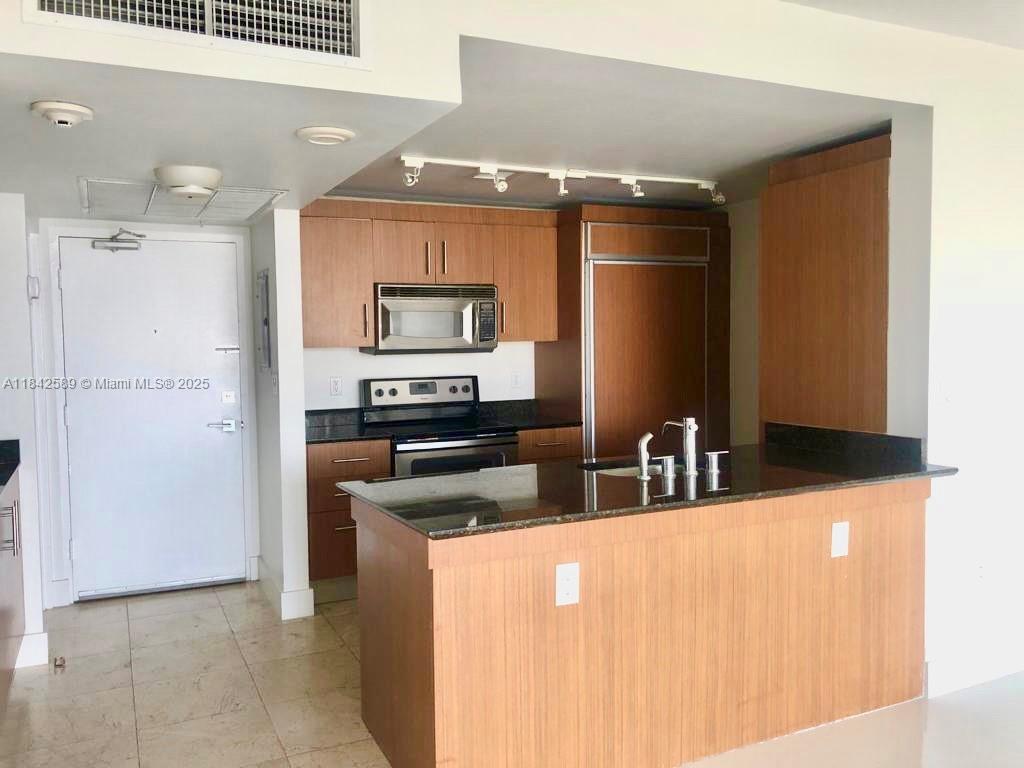 10275 Collins Ave 727