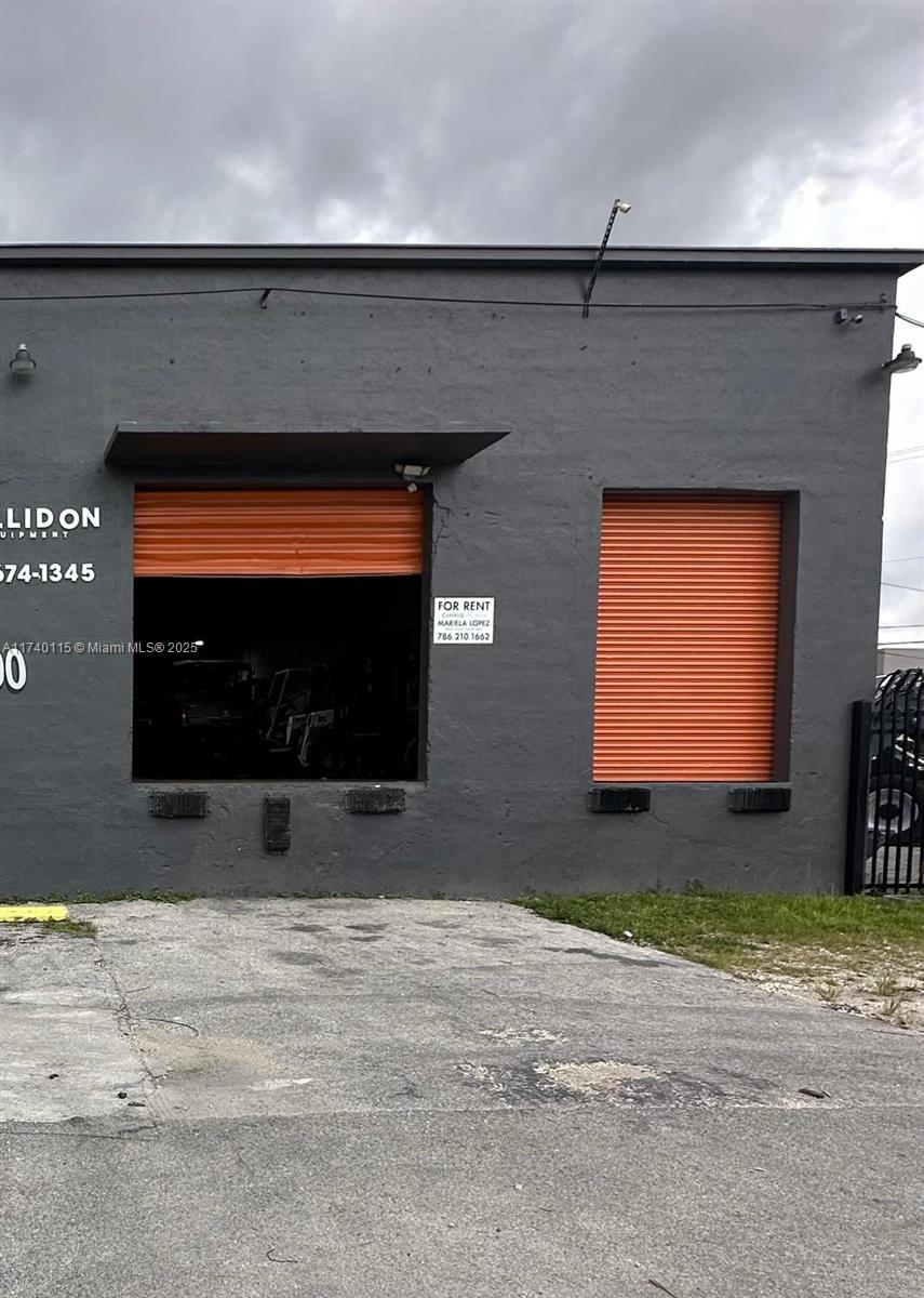 For rent: warehouse space (2,000 sqf) plus 300 sqf office and bathroom, 2 high docks and high cealings. the other part of the warehouse will be shared with another tenant. Utilities are included.