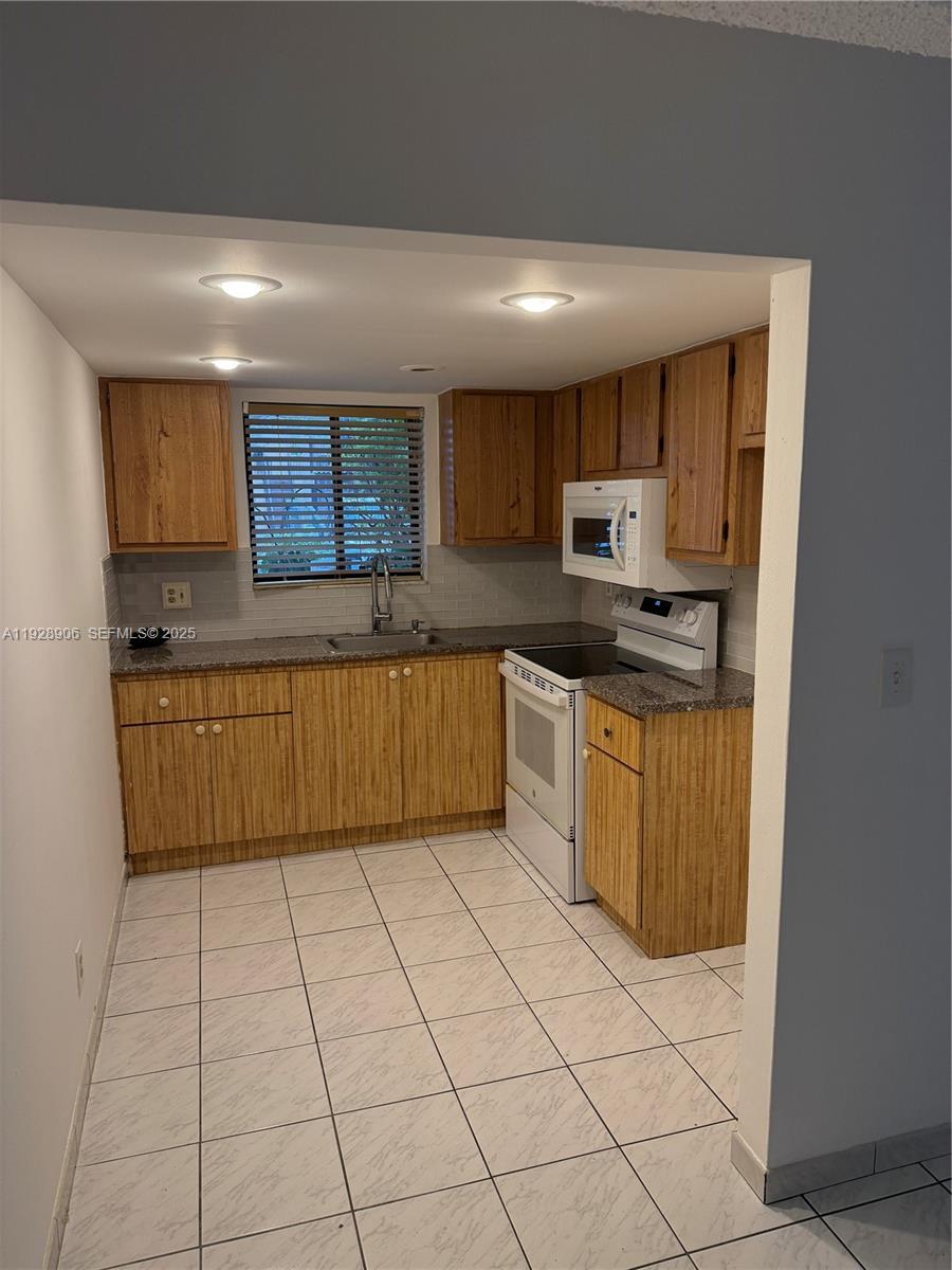 VILLAGE TOWNHOUSE-POMPANO - Residential Lease